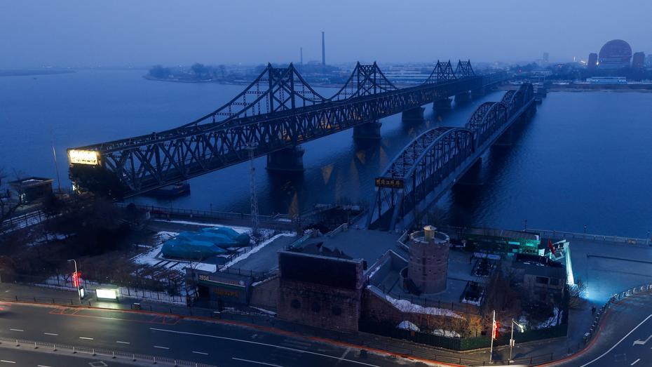 24 saat süren yolculuk. İlk tren 6 yıl sonra Çin’den Kuzey Kore’ye gidiyor