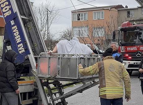 27 yaşındaki 240 kiloluk genç kadın 7’nci kattan vinçle indirildi: İçeriden kurtarıp tedavi için götürdüler