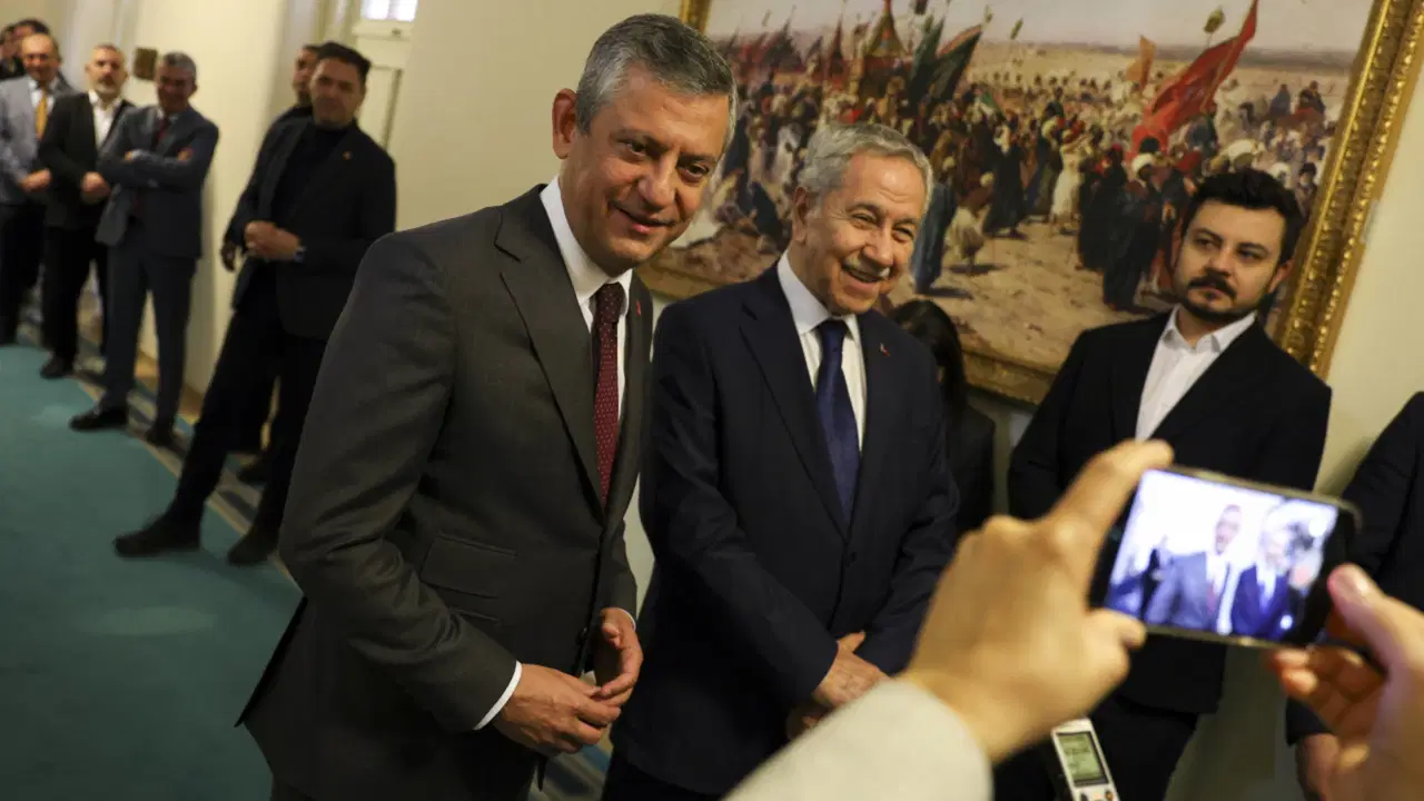 AKP’li Mehmet Metiner, Özgür Özel’le görüşen Bülent Arınç’ı hedef aldı!