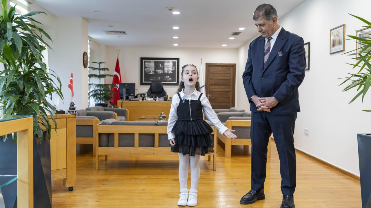 Cemil Tugay, 4 yaşından beri İstiklal Marşı’nı ezbere okuyan Esila’yı ağırladı