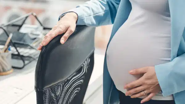 ‘Doğum izni’ düzenlemesini içeren kanun teklifinin komisyon görüşmeleri ertelendi