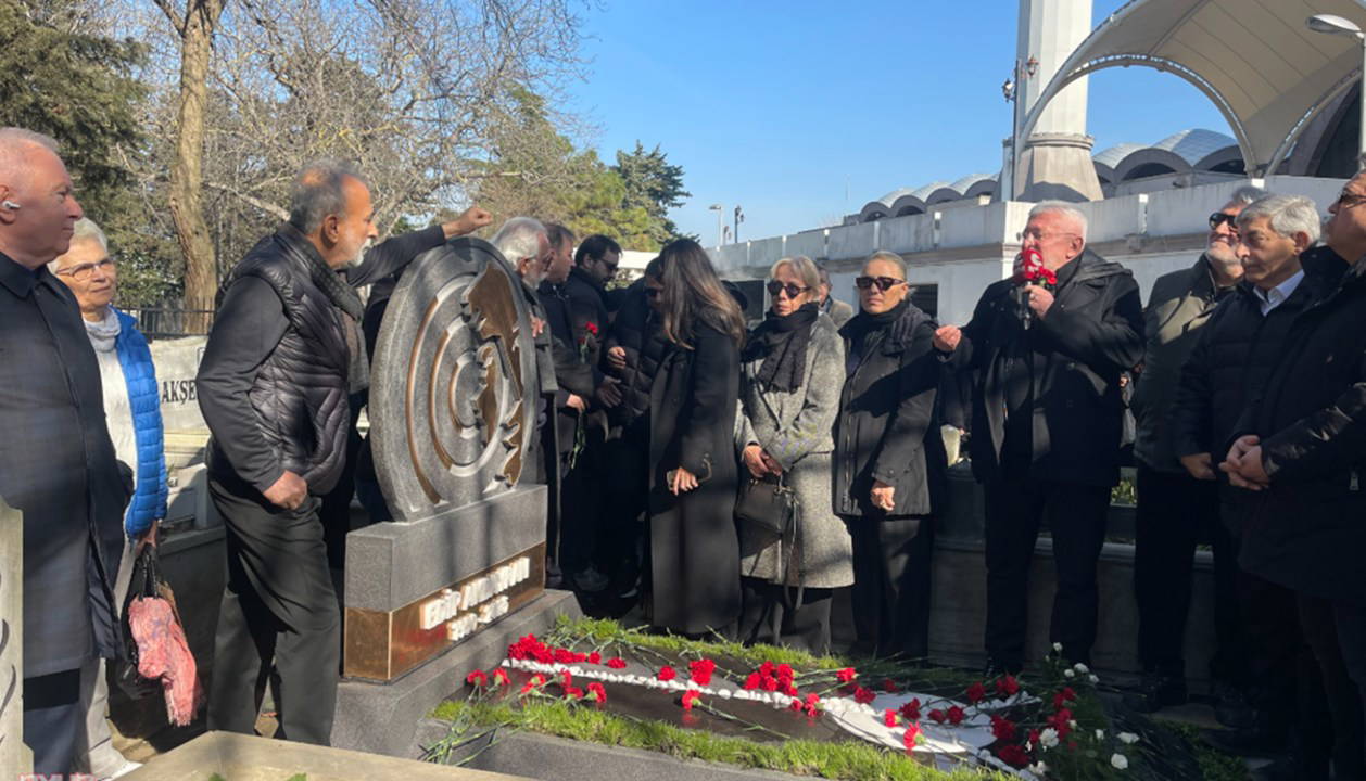 Edip Akbayram ölüm yıl dönümünde mezarı başında anıldı