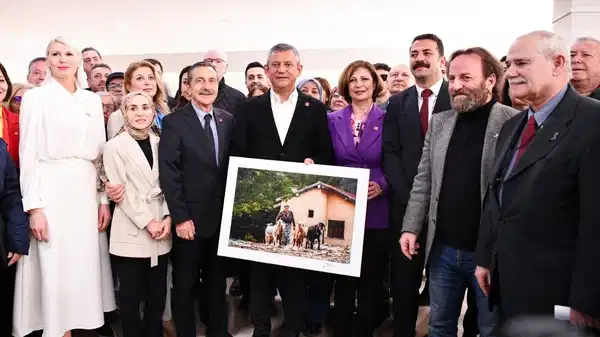 Gazetemizin kadın temalı fotoğraf sergisini Özgür Özel açtı