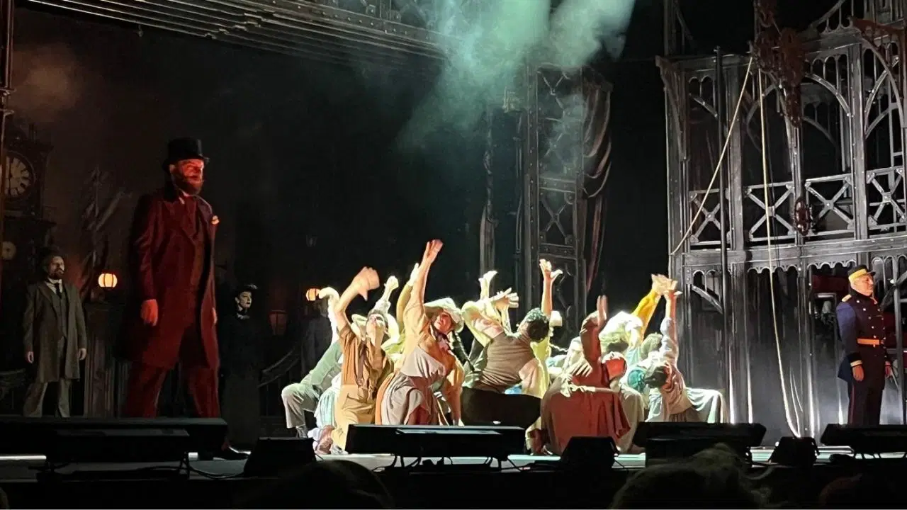 ‘Jekyll ve Hyde Müzikali’ yenilenen kadrosuyla seyirci karşısına çıktı