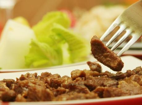 Mersin Belediyesi aşevinde skandal! Dağıtılan kavurmadan ‘yarış atı çipi’ çıktı