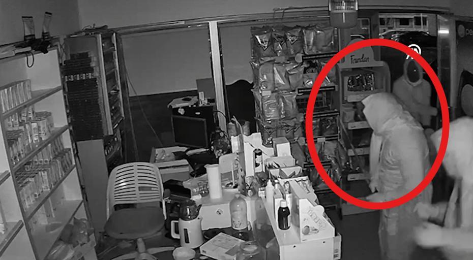 Sivas’ta kadın kıyafetiyle hırsızlık yaptılar. O anlar kamerada