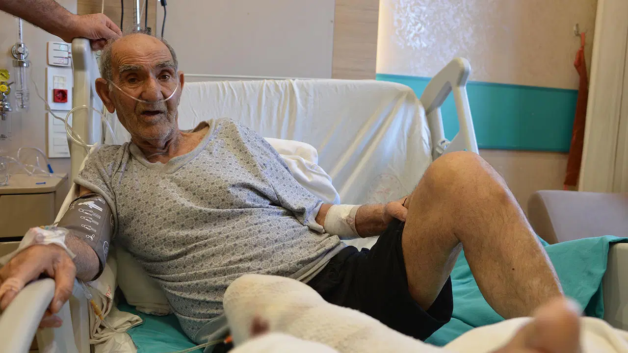 Tıkalı lavaboyu açmaya çalışırken vücudunda kimyasal yanık oluştu!