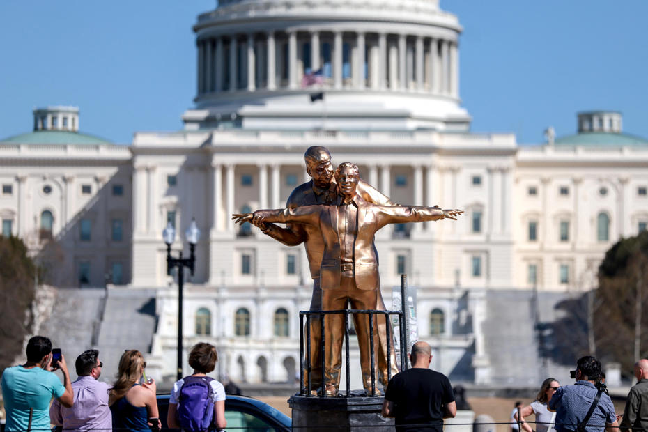 Washington’da Trump-Epstein heykeli. Titanik filminin meşhur sahnesi canlandırıldı